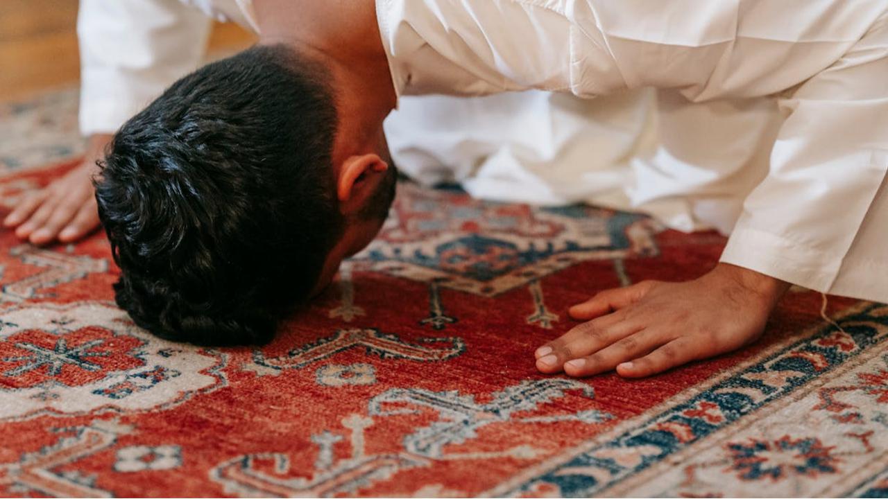 Ilustrasi Sholat Idhul Fitri Sendirian