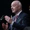 Berdiri di samping Trofi Piala Dunia, Presiden FIFA, Gianni Infantino, menyampaikan pidato pada pertemuan musim dingin Konferensi Walikota AS pada 29 Januari 2026 di Washington, DC. Infantino mempromosikan Piala Dunia 2026, yang akan diselenggarakan bersama oleh Amerika Serikat, Kanada, dan Meksiko, menyoroti potensi manfaatnya bagi kota dan komunitas tuan rumah. (Alex Wong/Getty Images via AFP)