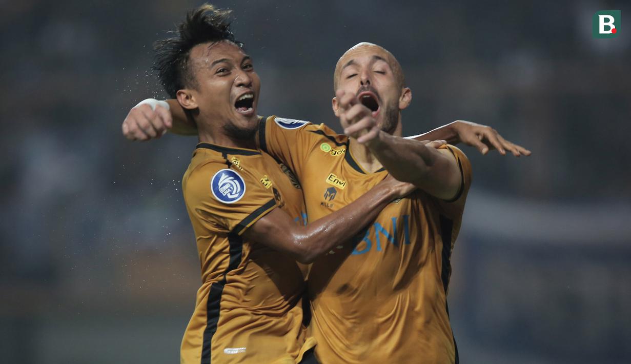 Pemain Bhayangkara FC, Youssef Ezzejjari (kanan) melakukan selebrasi bersama Muhammad Hargianto usai mencetak gol pertama timnya ke gawang Persib Bandung dalam laga pekan pertama BRI Liga 1 2022/2023 antara Bhayangkara FC melawan Persib Bandung di Stadion Wibawa Mukti, Cikarang, Minggu (24/7/2022). (Bola.com/Ikhwan Yanuar)