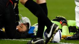 Akibat insiden itu sang kiper sempat tak sadarkan diri. (AFP/Jason Cairnduff)
