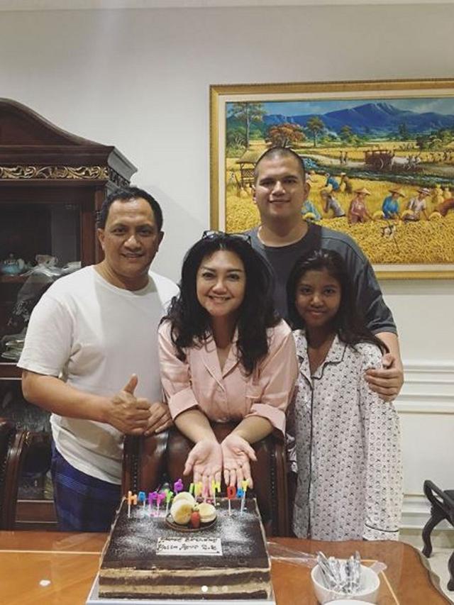 Ulang Tahun, Romantisnya Bella Saphira dan Suami - Celeb 