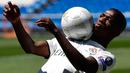 Penyerang baru Real Madrid, Vinicius Junior mengontrol bola dengan dadanya di Stadion Santiago Bernabeu, Madrid (20/7). Pada bursa transfer musim panas 2018 Vinicius akhirnya mendapatkan kesempatan membela Madrid. (AFP Photo/Pierre-Philippe Marcou)