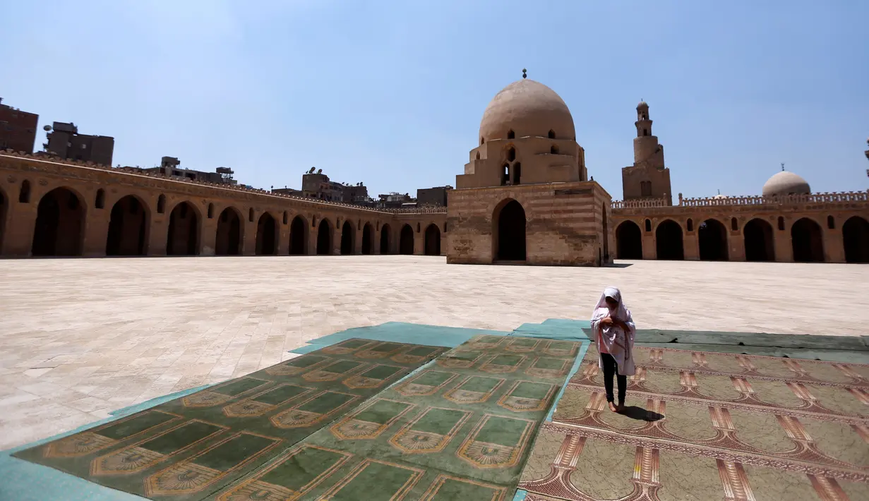 Seorang anak melaksanakan ibadah selama bulan suci Ramadan di Masjid Ibnu Tulun, Kairo, 2 Juni 2017. Masjid yang dibangun pada 876-879 di masa pemerintahan Ahmad Ibn Tulun ini merupakan masjid tertua kedua di Mesir. (REUTERS/Amr Abdallah Dalsh)