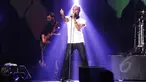 Solois AS, Kenny Lattimore membuka penampilannya dengan lagu ‘Never Too Busy’ di panggung Java Jazz Festival 2015, Jakarta, Jumat (6/3). Sejumlah musisi Tanah Air dan dunia memeriahkan panggung Java Jazz di hari petama. (Liputan6.com/Faizal Fanani)