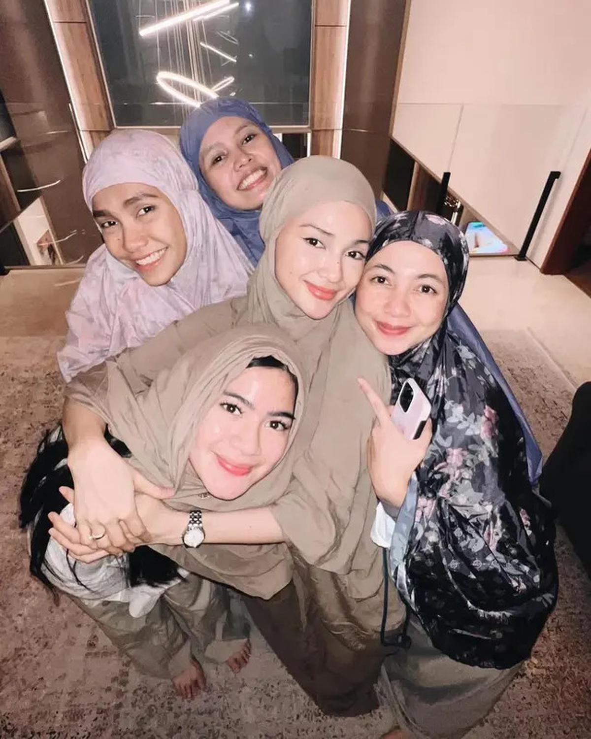 6 Potret Felicya Angelista Bukber Bareng Teman Muslim, Saling Menghargai Perbedaan