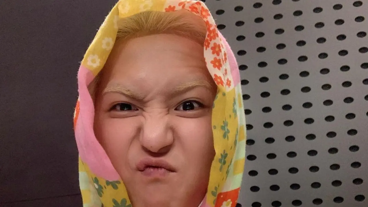 Mino Member Kpop Winner Kenakan Pashmina dari Brand Indonesia
