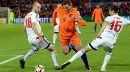 Vincent Janssen mencoba melewati hadangan dua pemain Belarus pada kualifikasi Piala Dunia 2018 di Stadion De Kuip, Rotterdam. Belanda menang 4-1. (REUTERS/United Photos/Toussaint Kluiters)