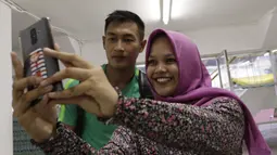 Pemain Timnas Indonesia, Hansamu Yama, foto bersama fans usai latihan di Universitas Kasetsart, Bangkok, Kamis (15/11). Latihan ini persiapan jelang laga Piala AFF 2018 melawan Thailand. (Bola.com/M. Iqbal Ichsan)