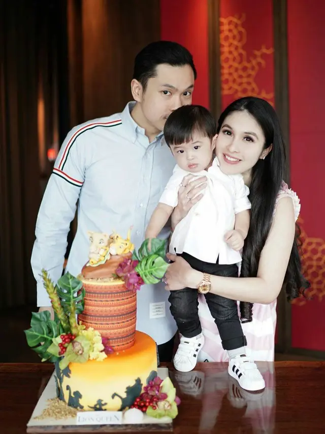 Sandra Dewi dan Keluarga