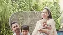 Nagita Slavina tak alergi mengenakan bando produk lokal. Meski begitu, harga bando buatan Sapto Djoko Kartiko dibandrol Rp 9.500.000. (Foto: Instagram/@raffinagita1717).