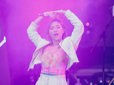 Aksi panggung Marion Jola saat tampil dalam festival musik Love Fest 2020 di Istora Senayan, Jakarta, Sabtu (22/2/2020). Dalam penampilannya Marion membawakan sejumlah lagu hitsnya seperti tak ingin pisah lagi, rayu, favorite sin. (Liputan6.com/Faizal Fanani)