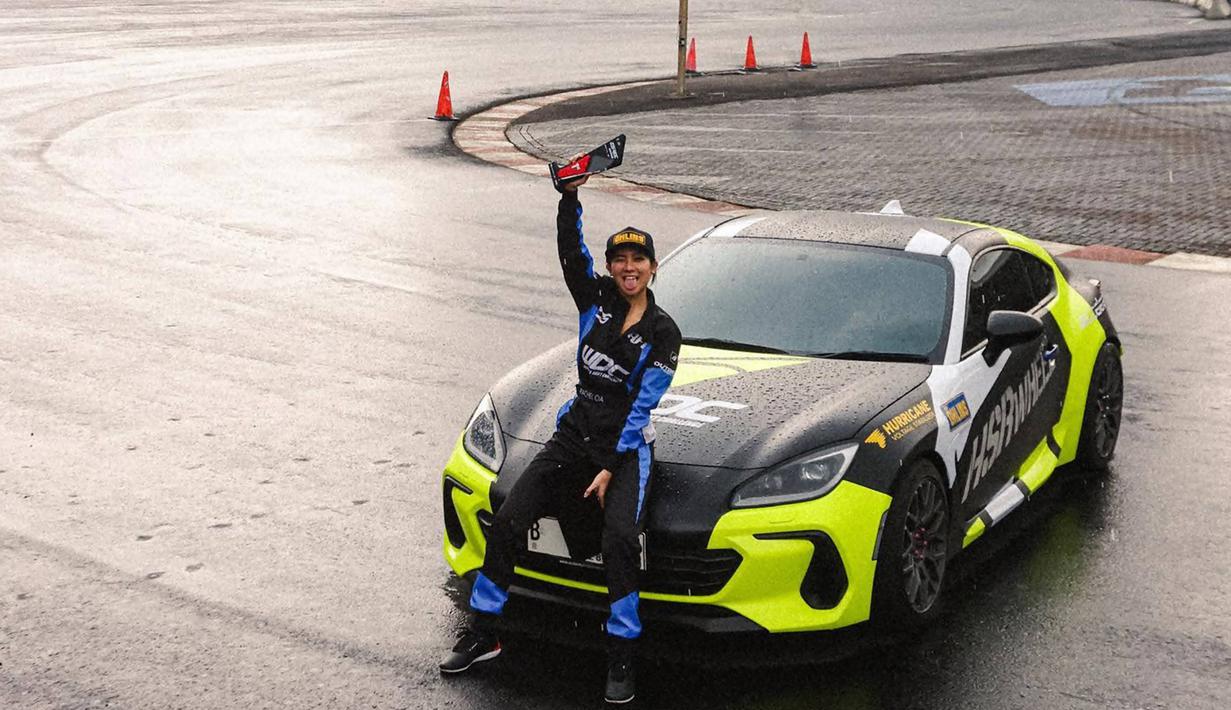 Mengemudikan mobil sambil ngedrift tidaklah mudah. Perlu latihan dan kealian dalam mengemudikan mobil agar bisa berputar seperti donat, dalam sebuah ajang lomba drift. Seperti Rachel Florencia, beberapa waktu belakangan ini ia kerap membagikan momen serunya saat latihan ngedrift yang ternyata membuahkan hasil manis. (Liputan6.com/IG/@rchelcia)