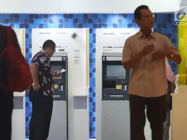 Pengunjung melakukan penarikan uang melalui ATM di kawasan Jakarta, Jumat (25/1). Sepanjang 2018, volume transaksi debit Mandiri tumbuh 6% secara year on year (yoy), sedangkan dari sisi nominalnya tumbuh 7% yoy. (Liputan6.com/Angga Yuniar)