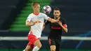 Gelandang RB Leipzig, Dani Olmo, berebut bola dengan gelandang Atletico Madrid, Koke, pada perempat final Liga Champions 2019/2020 di Estadio Jose Alvalade, Jumat (14/8/2020) dini hari WIB. RB Leipzig menang 2-1 atas Atletico Madrid. (AFP/Miguel A. Lopes/pool)