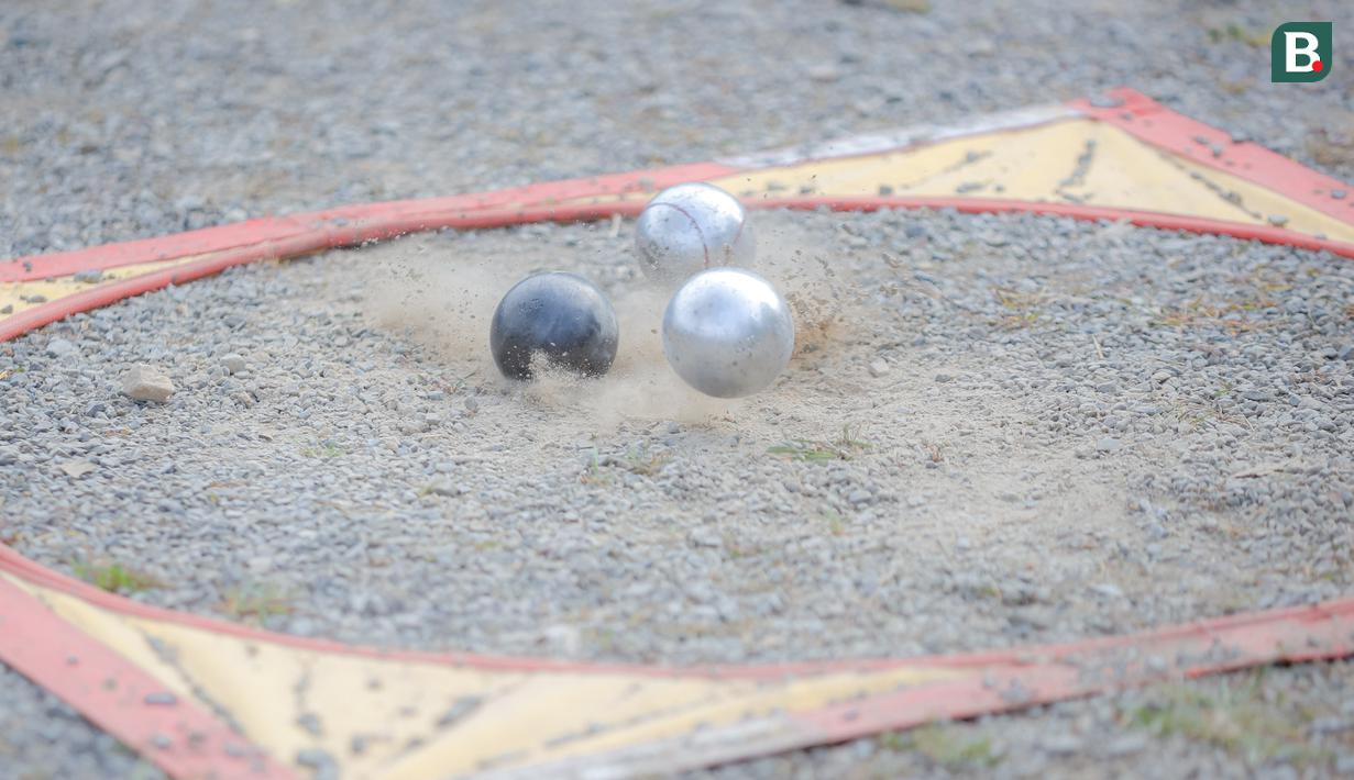 Penampakan bola yang dipakai olahraga Petanque di Lapangan Latih Dua Kompleks 700th Anniversary of Chiang Mai Stadium, Kamis (11/12/2025).