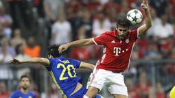 Pemain Bayern Munchen, Javi Martinez (kanan) berduel dengan pemain Rostov, Sardar Azmoun pada laga grup D Liga Champions di Allianz Arena, Munich, Jerman, (14/9/2016) dini hari WIB. (AP Photo/Matthias Schrader)