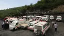 Petugas penyelamat berkumpul untuk memberi bantuan kepada penambang batu bara yang terjebak direruntuhan tambang di Azadshahr, Iran (3/5). Sedikitnya 35 pekerja tambang tewas akibat ledakan tersebut. (Mostafa Hassanzadeh/Tasnim News/AFP)