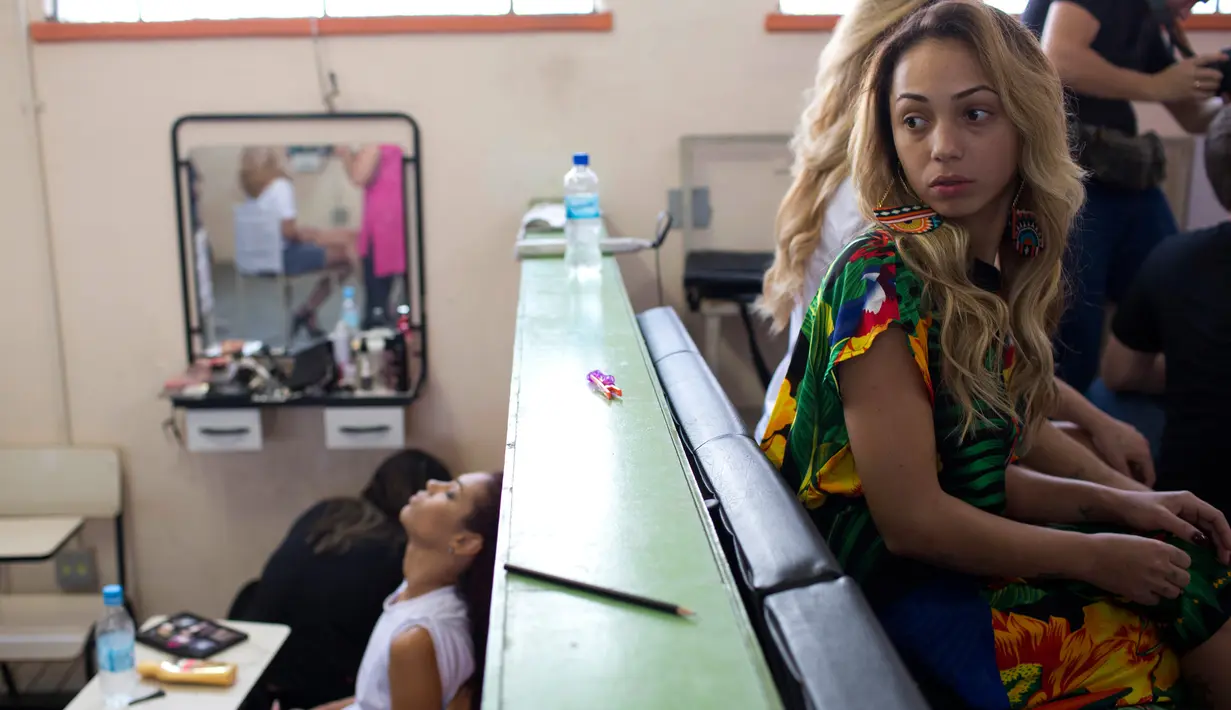 Narapidana menunggu untuk merias wajah mereka sebelum berkompetisi dalam kontes kecantikan Miss Talavera Bruce 2018 di Rio de Janeiro, Brasil, Selasa (4/12). Kontes ini digelar di penjara khusus perempuan dengan keamanan maksimum. (AP/Silvia Izquierdo)