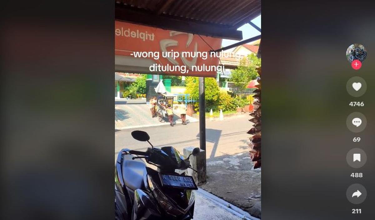 Tampak dua siswa berada di sisi bagian depan gerobak, sementara dua siswa lainnya mendorong dari sisi belakang. <br>