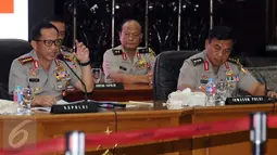 Kapolri Jenderal Pol Tito Karnavian (kiri) memberikan keterangan akhir tahun 2016 di Mabes Polri, Jakarta, Rabu (28/12). Kapolri memaparkan sejumlah capaian program dan kinerja serta anggaran selama tahun 2016. (Liputan6.com/Helmi Fithriansyah)