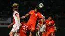 Pemain depan Persija, Ivan Bosnjak (10) mencoba memenangkan perebutan bola atas saat berlaga kontra Ajax Amsterdam di Stadion GBK Jakarta, (11/5/2014). (Liputan6.com/Helmi Fithriansyah)