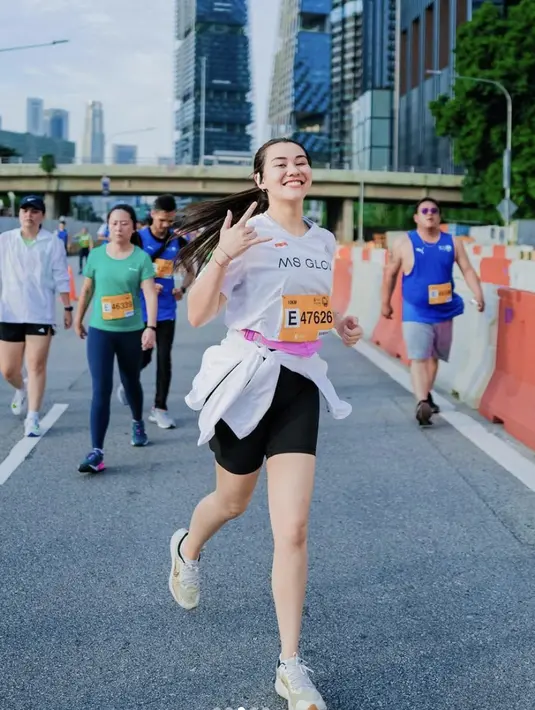 Saat mengikuti Singapore Marathon, Aaliyah tampak mengenakan bicycle pants dan t-shirt putih. Rambutnya diikat sederhana menampilkan fitur wajah yang profesional. [Foto: Aaliyah Massaid]