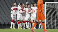 Gelandang Turki, Hakan Calhanoglu (ketiga kiri) berselebrasi dengan rekan-rekannya usai mencetak gol ke gawang Belanda pada pertandingan kualifikasi Piala Dunia Grup G di Stadion Ataturk Olympic, Istanbul, Kamis (25/3/2021). Turki menang atas Belanda 4-2. (Murad Sezer/Pool Photo via AP)