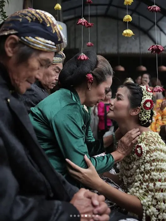 Layaknya seorang calon pengantin, ibu hamil yang satu ini juga melakukan sungkeman kepada orang tua. Seperti ini misalnya, Dominique tengah sunkem kepada sang ibu. (Instagram/dominiquediyose)