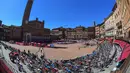 Suasana para pembalap yang melakukan start di Piazza del Campo, Siena pada etape ke-12 Tour Balap Sepeda Giro d'Italia 2021 antara Siena, Tuscany dan Bagno di Romagna sejauh 212 km, Kamis (20/5/2021). (AFP/Dario Belingheri)