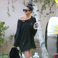 Deretan Kylie Jenner pakai kaos atau t-shirt. (fashionstreetstylesite.files.wordpress.com)