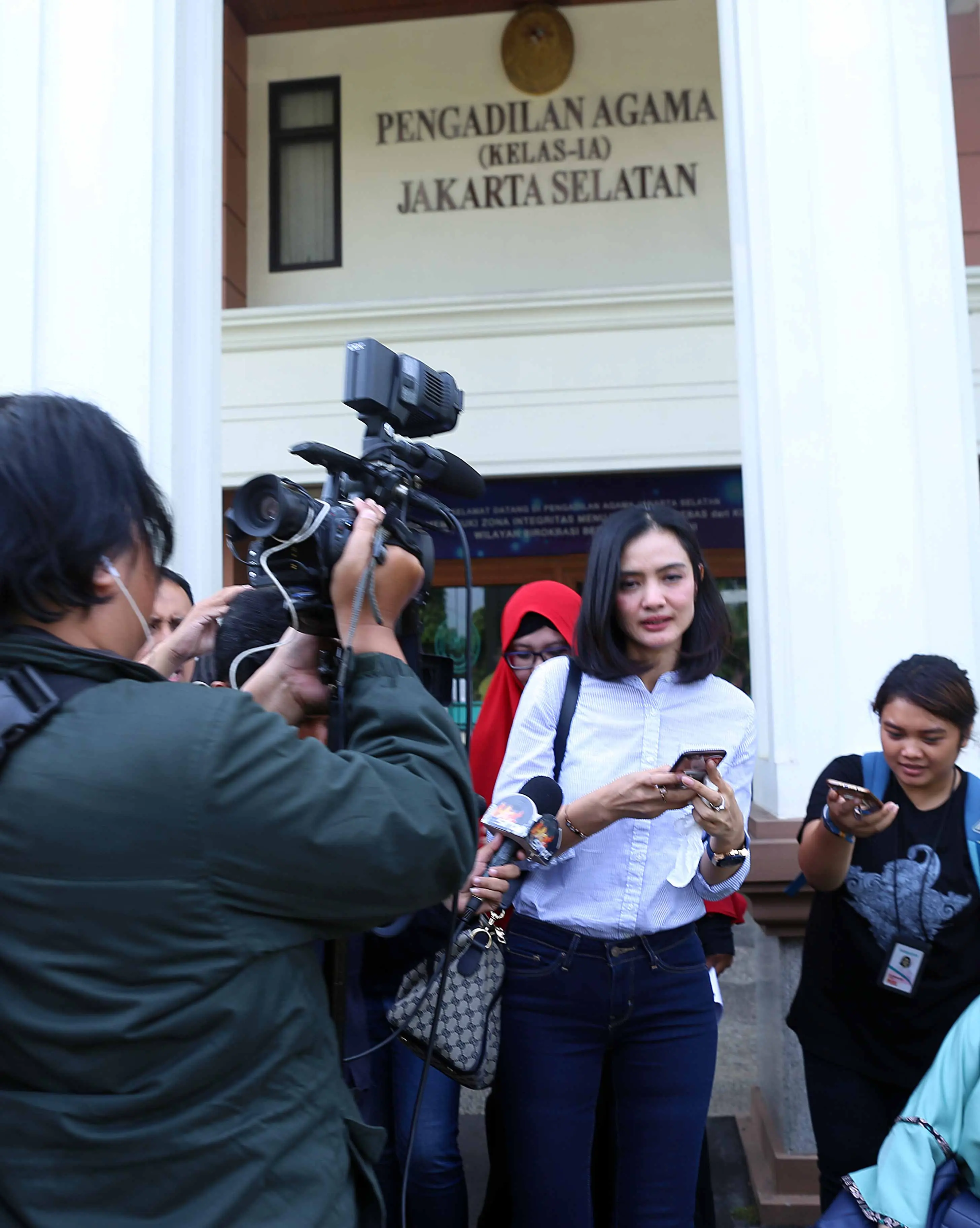 Ibnu Jamil absen dalam sidang perdana perceraian. Menurut kuasa hukumnya Agus Setiawan, Ibnu Jamil tidak bisa meninggalkan pekerjaannya. Sedangkan sang istri, hadir memenuhi panggilan sidang yang beragendakan mediasi tersebut. (Nurwahyunan/Bintang.com)