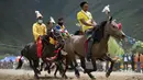 Para peserta bersaing dalam pacuan kuda di Lhasa, Daerah Otonom Tibet, China barat daya, 8 Agustus 2020. (Xinhua/Purbu Zhaxi)