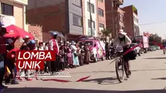 Berita video lomba balap sepeda yang diikuti puluhan wanita pribumi di Bolivia berlangsung menarik. Hal itu karena mereka berpacu dengan memakai rok panjang.