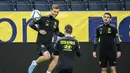 Gelandang Republik Ceko, Tomas Soucek dan rekan satu timnya mengikuti sesi latihan  di Friends Arena di Stockholm, Swedia, Rabu (23/3/2022). Republik Ceko akan bertanding melawan tuan rumah Swedia pada play-off Piala Dunia 2022 di Friends Arena. (Claudio Bresciani/TT via AP)