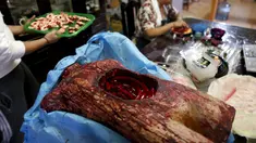 Tampak wanita saat membuat adonan permen yang berbetuk tubuh manusia lengkap dengan isi - isinya di kota Meksiko, Jumat (30/10/2015). Permen dan beraneka jajanan berbentuk organ manusia ini dibuat untuk merayakan hari halloween. (REUTERS/Carlos Jasso) 