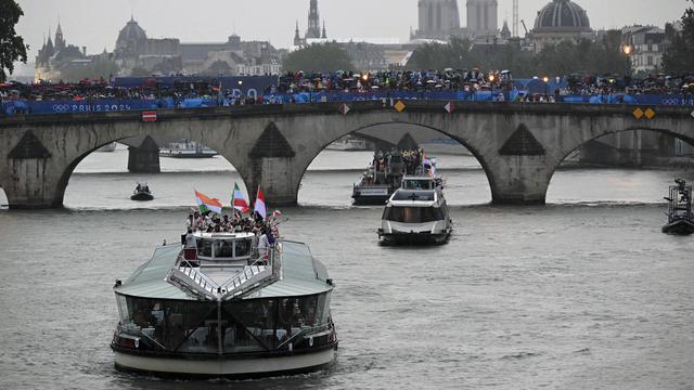 Defile kontingen Indonesia di atas kapal saat pembukaan Olimpiade Paris 2024