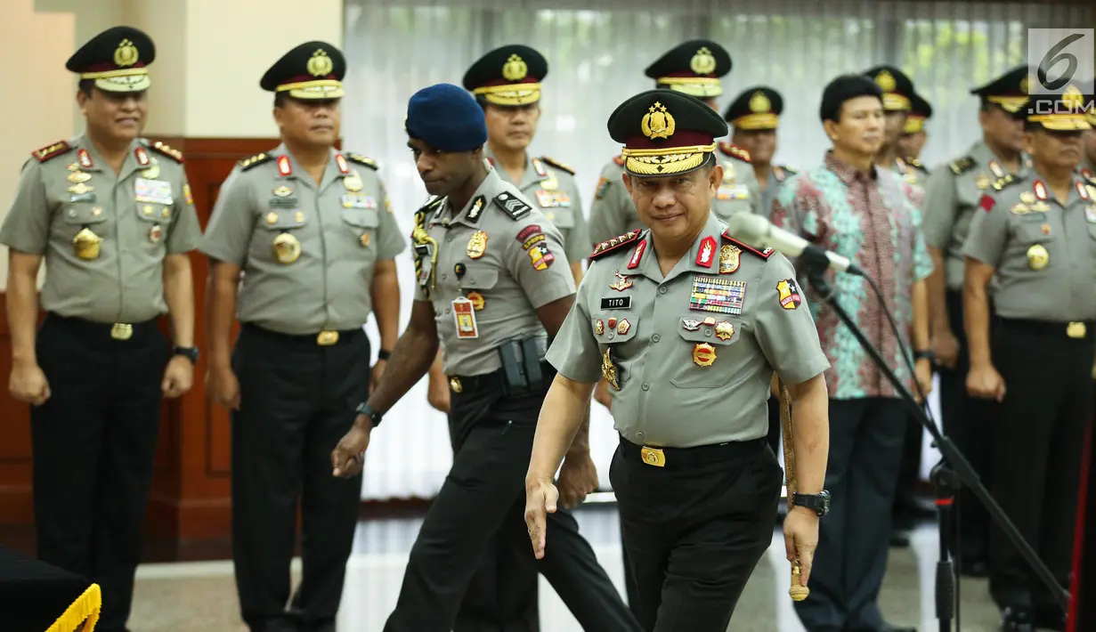 Kapolri Jenderal Tito Karnavian bersiap memimpin upacara kenaikan pangkat perwira tinggi Polri di Rupatama Mabes Polri, Jumat (21/7). Enam polisi berpangkat brigjen mendapat kenaikan pangkat menjadi Inspektur Jenderal (Irjen). (Liputan6.com/Faizal Fanani)