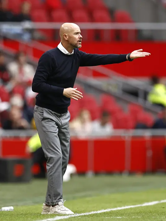 Reaksi pelatih Ajax Amsterdam Erik ten Hag saat pertandingan Eredivisie Belanda kontra Vitesse di Johan Cruijff ArenA pada 29 Agustus 2021. Erik ten Hag dilaporkan telah setuju menandatangani kontrak empat tahun setelah menjadi manajer Manchester United atau MU berikutnya (MAURICE VAN STEEN/ANP/AFP)