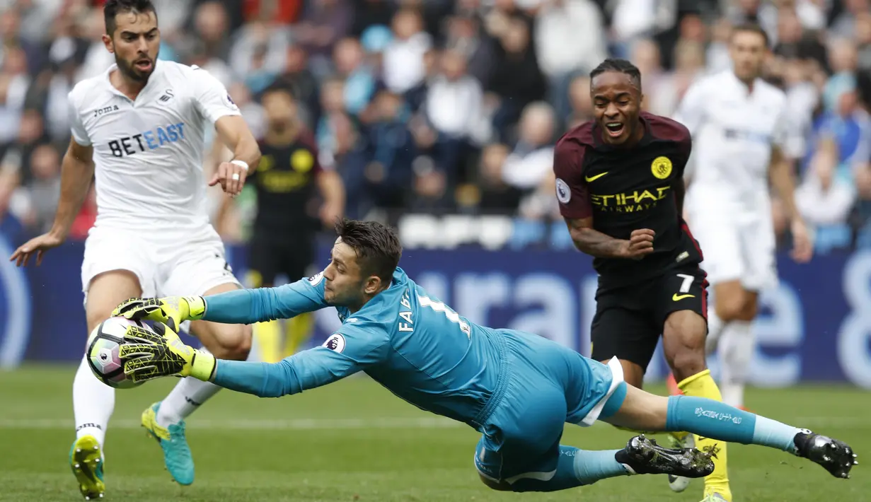 Kiper Swansea City, Lukasz Fabianski mengamankan bola dari kejaran pemain Manchester City  Raheem Sterling (kanan) pada lanjutan Premier League di Stadion Liberty, Swansea, Sabtu (24/9/2016). (AFP/Adrian Dennis)