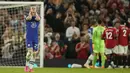 <p>Gawang Chelsea kembali kebobolan untuk ketiga kalinya lewat penalti Bruno Fernandes pada menit ke-73. Hanya berselang lima menit kemudian, Marcus Rashford berhasil mencetak gol dan membawa MU unggul 4-0. Chelsea baru mencetak gol lewat tendangan Joao Felix pada menit ke-89. (AP Photo/Dave Thompson)</p>