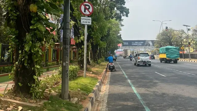 Jalur sepeda di Jalan Ahmad Yani, tepat di depan kompleks Kantor Wali Kota Bekasi.