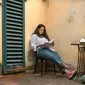 Ilustrasi membaca buku, belajar news item text. (Foto oleh Maisie  Kane: https://www.pexels.com/id-id/foto/wanita-buku-buku-di-luar-rumah-membaca-4590202/)