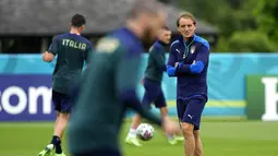 Pelatih Italia, Roberto Mancini menyaksikan pemainnya berlatih di tempat latihan Tottenham Hotspur di London, Sabtu (10/7/2021). Italia akan bertanding melawan Inggris pada final Euro 2020 di Stadion Wembley. (AP Photo/Frank Augstein)