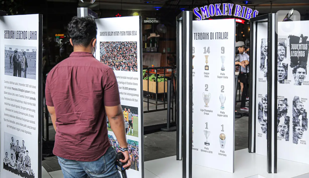Pengunjung membaca sejarah klub Juventus yang dipamerkan pada Juventus Village di Lippo Mall Kemang, Jakarta, Jumat (27/1/2023). Juventus Village berlangsung pada 27-29 Januari 2023 meliputi pameran trofi pertama di Asia Tenggara sepanjang sejarah klub, koleksi sejarah Juventus, pameran tempat-tempat bersejarah di stadion dan pameran merchandise klub. (Liputan6.com/Faizal Fanani)