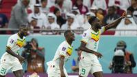 Selebrasi pemain timnas Senegal, Boulaye Dia (kanan)&nbsp;usai menjebol gawang Qatar dalam pertandingan kedua Grup A Piala Dunia 2022 yang berlangsung di Al Thumama Stadium, Qatar, Jumat (25/11/2022). (AP Photo/Petr Josek)