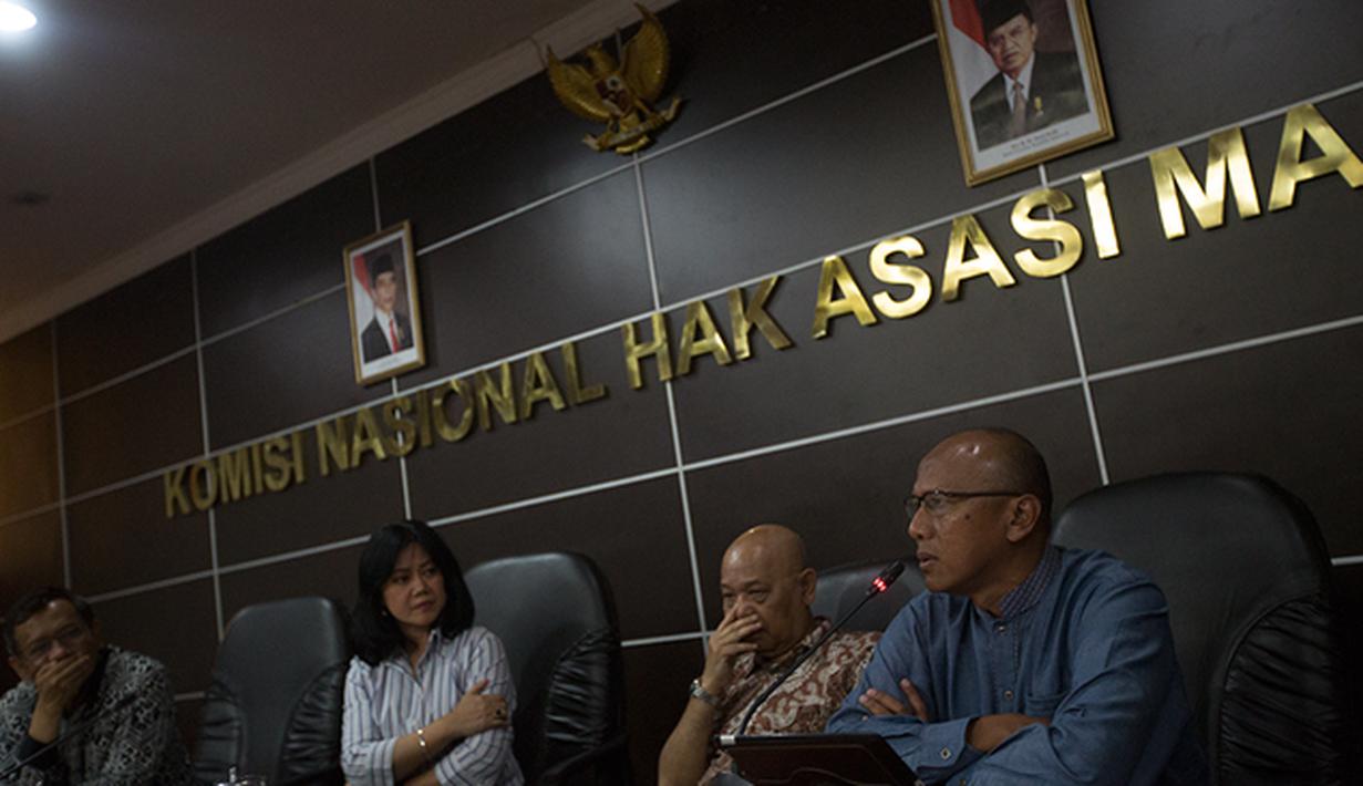 Pelatih Persija Jakarta, Rahmad Darmawan mengeluarkan pendapatannya saat menghadiri pertemuan dengan Komnas HAM terkait konflik PSSI dengan Menpora di Jakarta, Kamis (13/8/2015). (Bola.com/Vitalis Yogi Trisna)