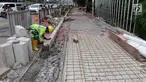 Pekerja menggarap proyek penataan jalur pedestrian di Jalan Gatot Subroto, Jakarta, Selasa (13/3). Penataan ini bertujuan untuk memberi kenyamanan dan keamanan bagi pejalan kaki. (Liputan6.com/Arya Manggala)