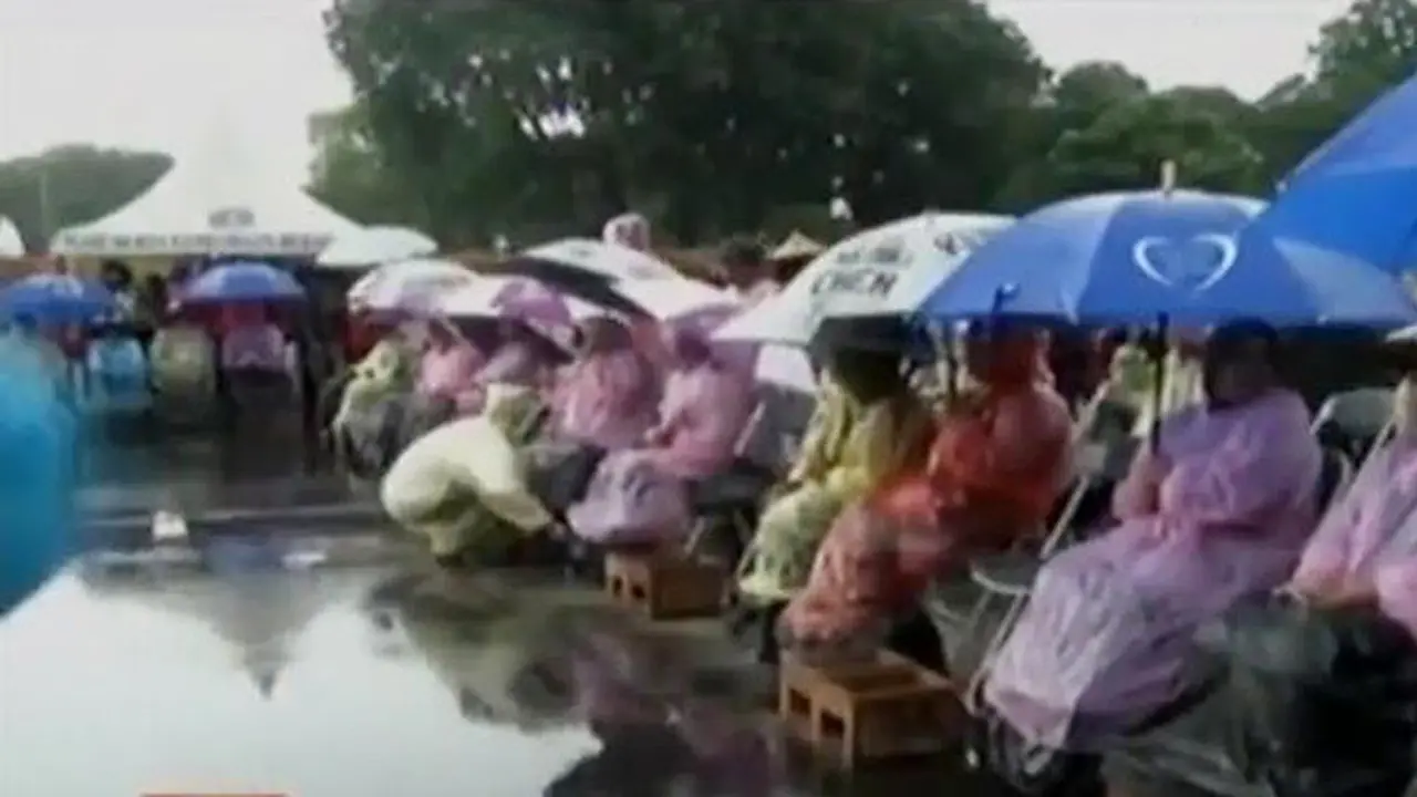  Aksi Tandingan Petani Kendeng Cor Kaki