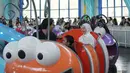 Nikita mengenakan kerudung putih polos serasi dengan atasan model lengan panjang berkerah.  [@nikitawillyofficial94]