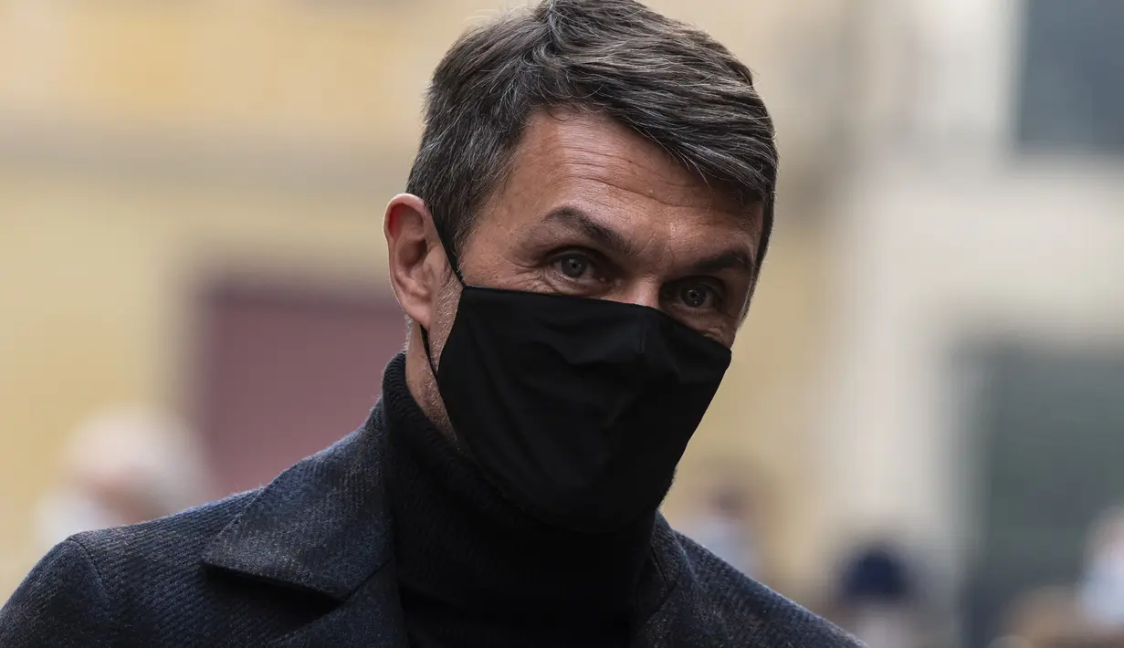 Mantan pemain Italia Paolo Maldini (kiri) menghadiri pemakaman mendiang pemain sepak bola Italia Paolo Rossi di Katedral Santa Maria Annunciata di Vicenza, talia (12/12/2020). Paolo Rossi meninggal dunia pada 9 Desember 2020 di Siena pada usia 64. (AFP/Marco Bertorello)